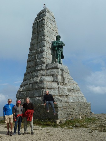 Quatre randonneurs sont montés au sommet. Photo au pied du mémorial des diables bleus (chasseurs alpins.)